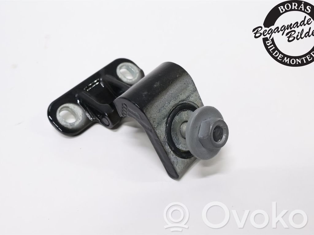 Tailgate/trunk/boot hinge   8V4827552