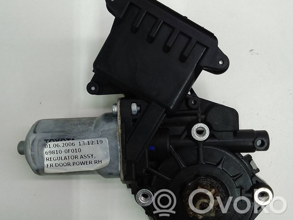 Toyota Corolla Verso AR10 Silnik regulatora szyby drzwi przednich 
