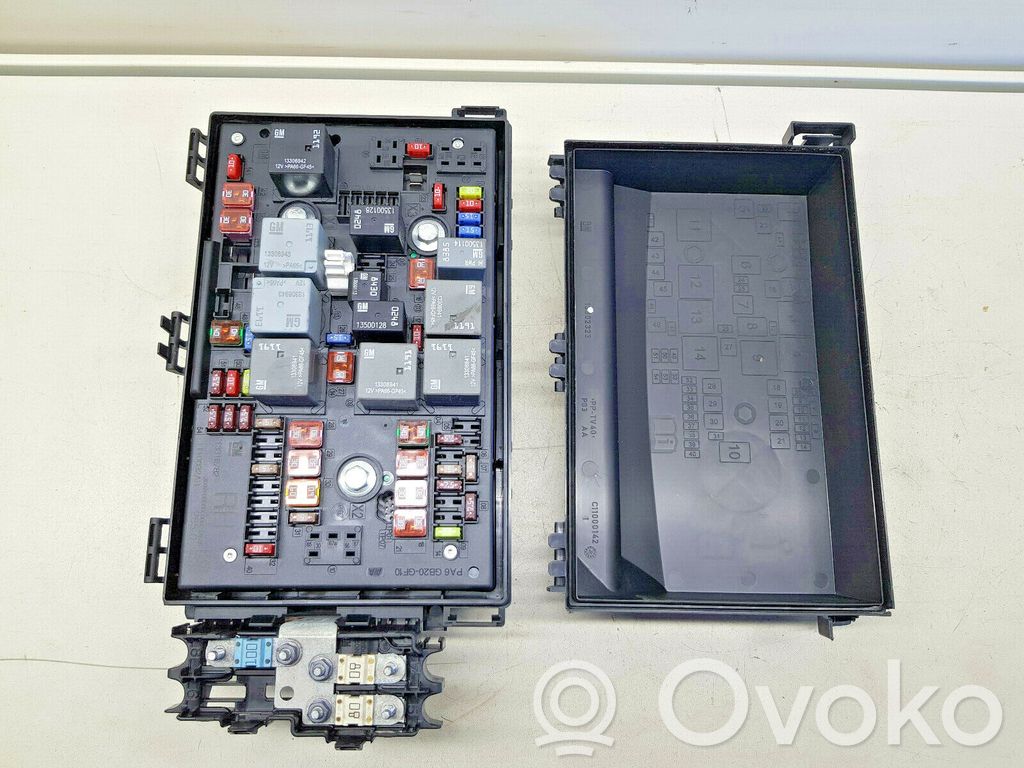 Opel Astra J Fuse module 
