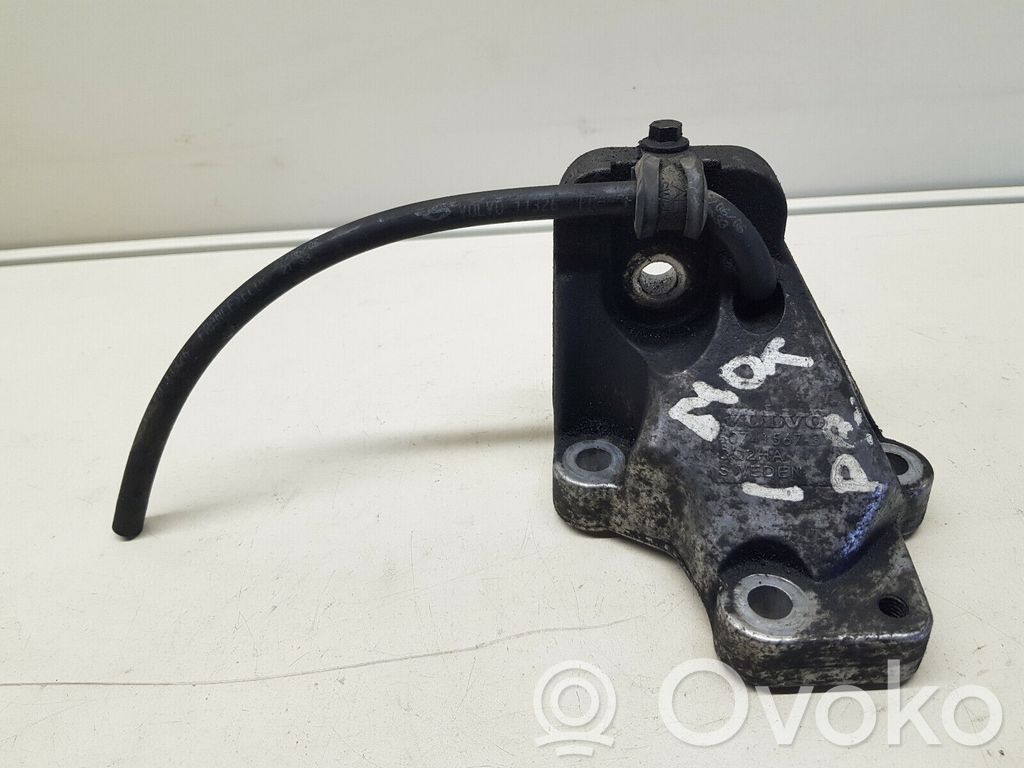 Volvo XC70 Engine mounting bracket 