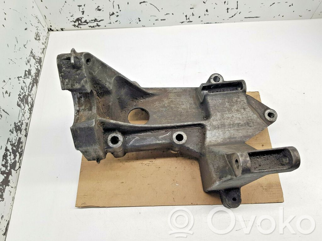 Ford Focus Engine mounting bracket 