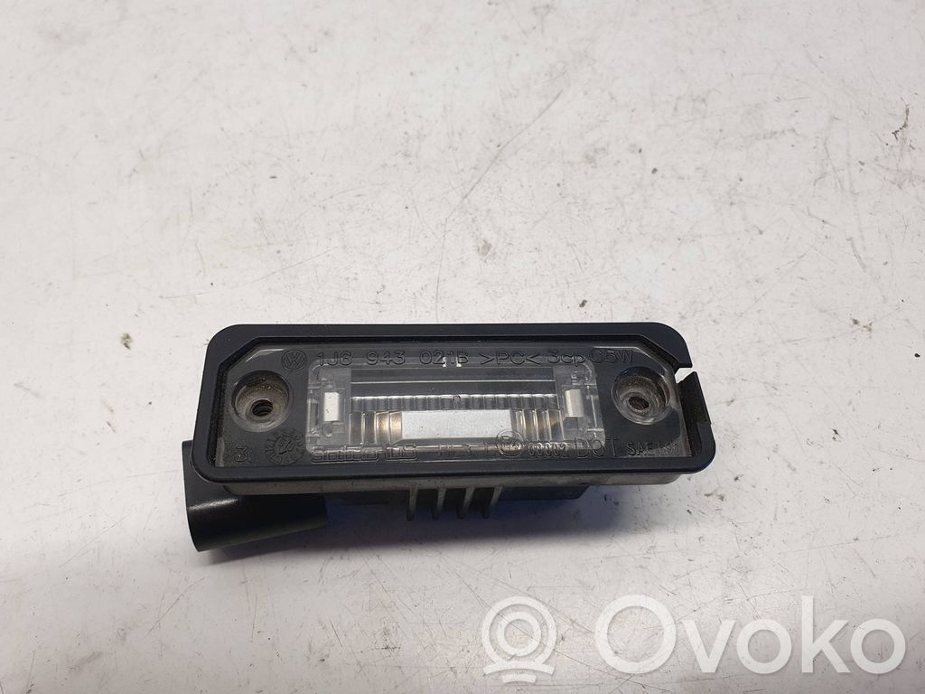 Volkswagen PASSAT B6 Lampa oświetlenia tylnej tablicy rejestracyjnej 