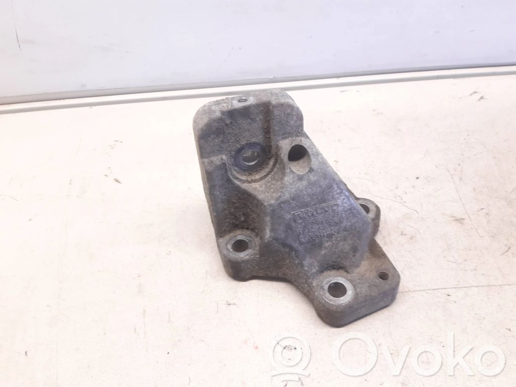 Volvo V70 Engine mounting bracket 