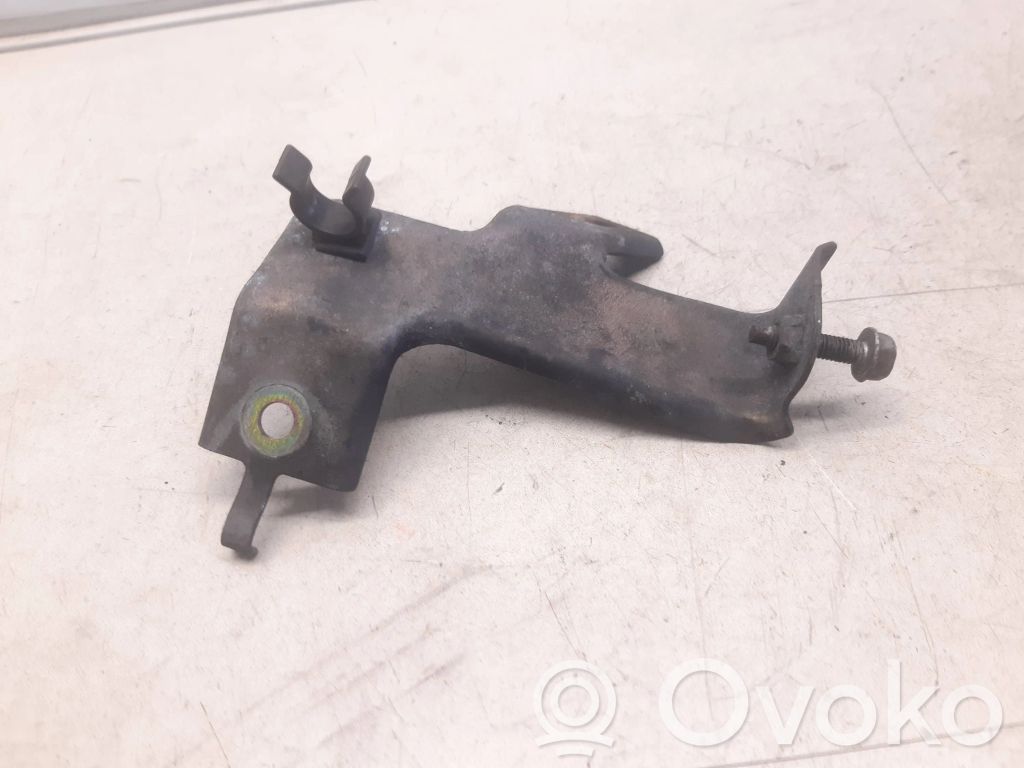 Engine mounting bracket
