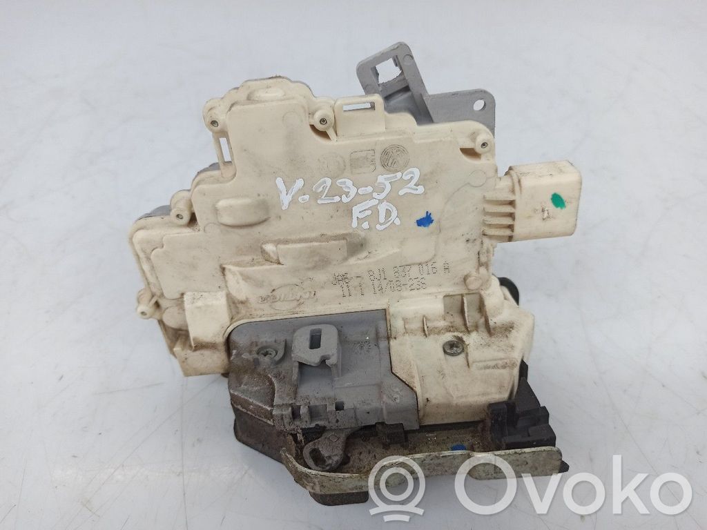 Priekšpusē slēdzene   8J1837016A
