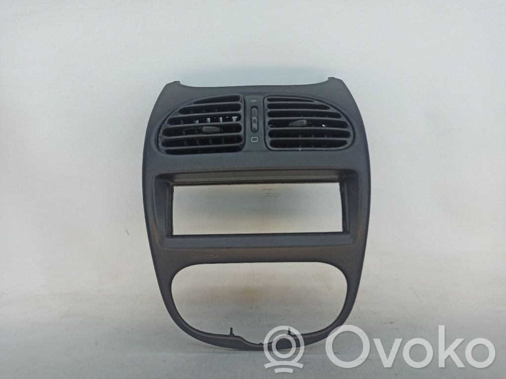 Peugeot 206 CC Dysze / Kratki środkowego nawiewu deski rozdzielczej 