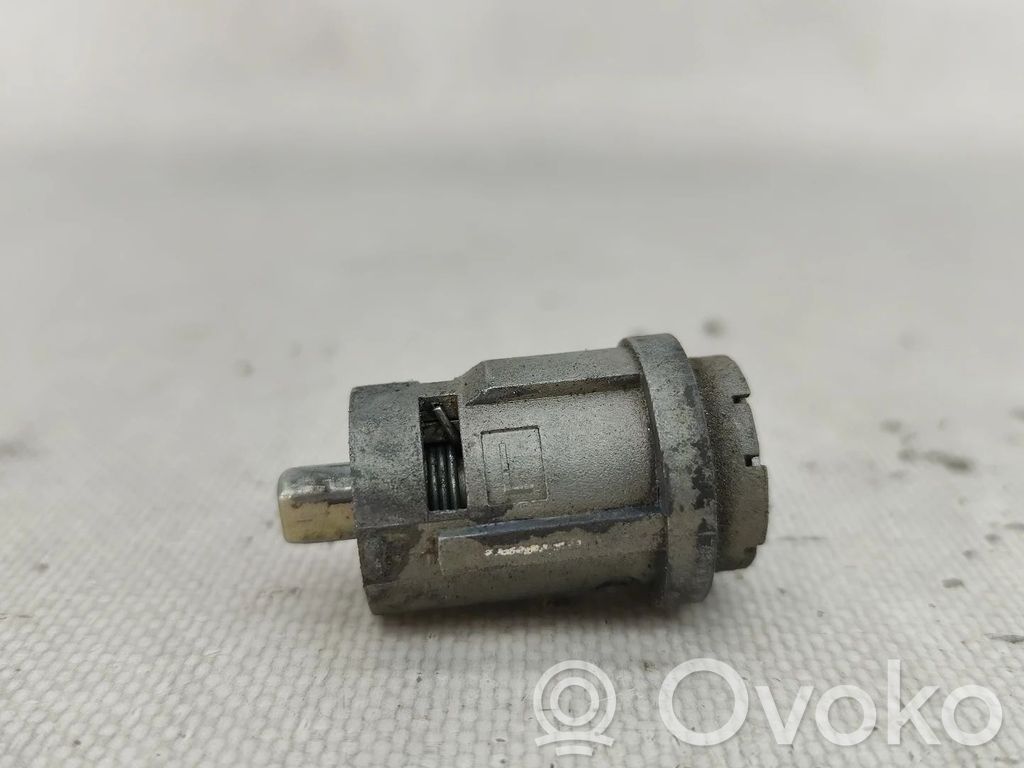 Etuoven lukko (kahvan vieressä)   NV