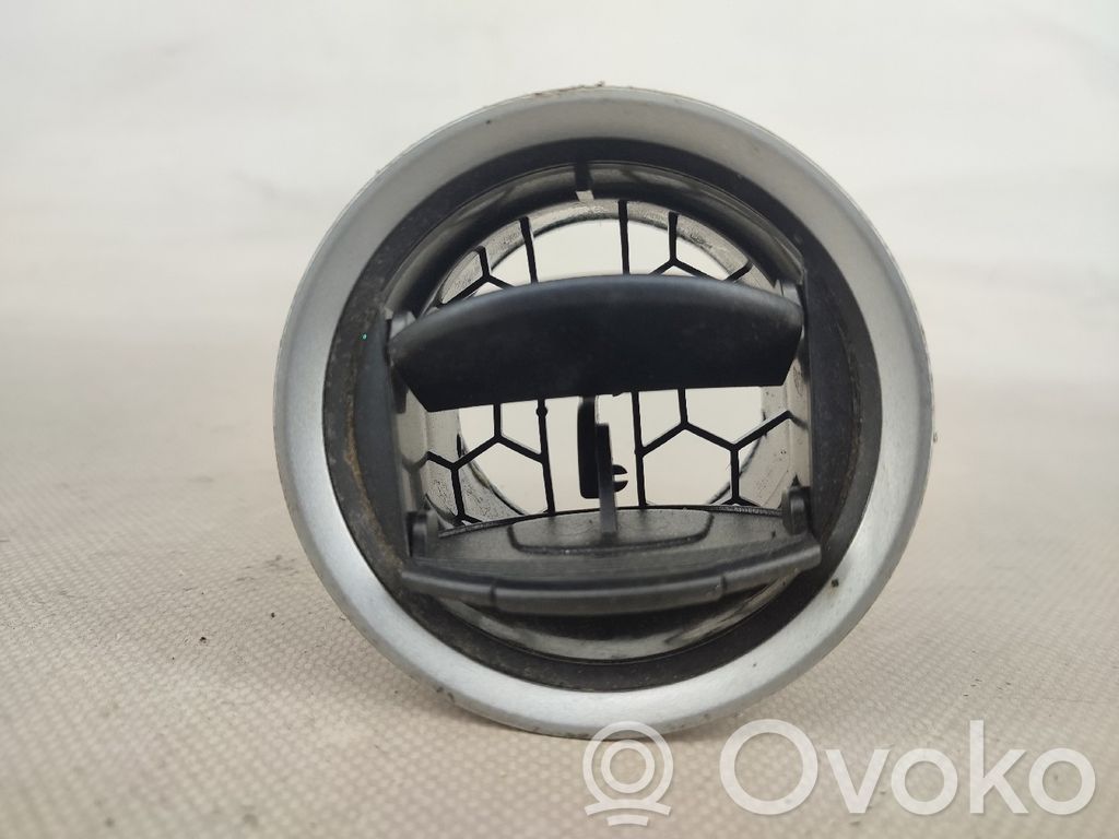 Rejilla de ventilación central del panel   8A6HA018B09