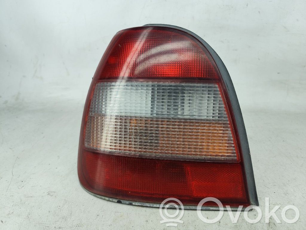 Nissan Sunny Luci posteriori del portellone del bagagliaio