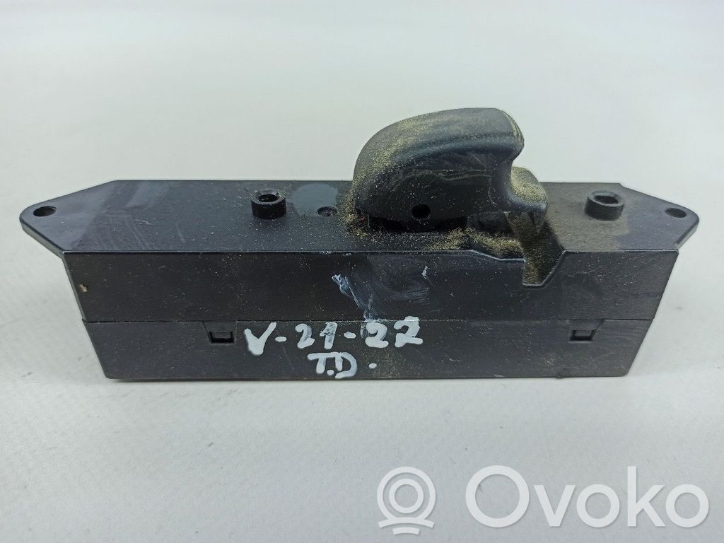Electric window control switch   MR194819