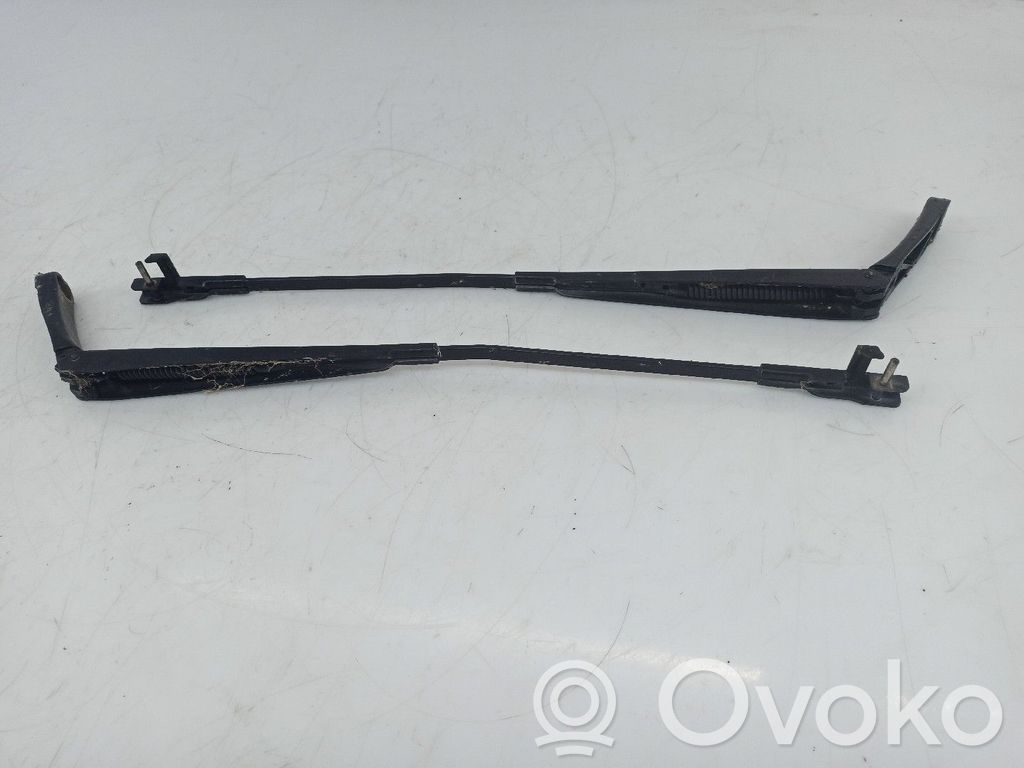 Volkswagen Touran I Front wiper blade arm 
