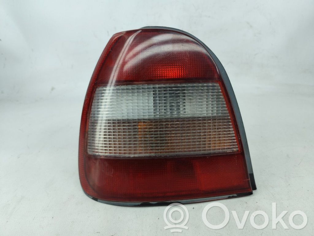 Nissan Sunny Takaluukun takavalot 