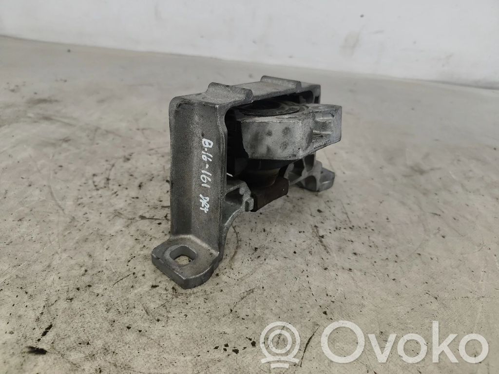 Engine mount bracket   DIREITO