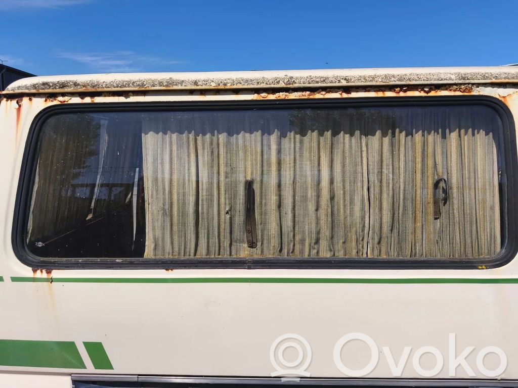 Nissan Urvan - King Van Vitre latérale arrière