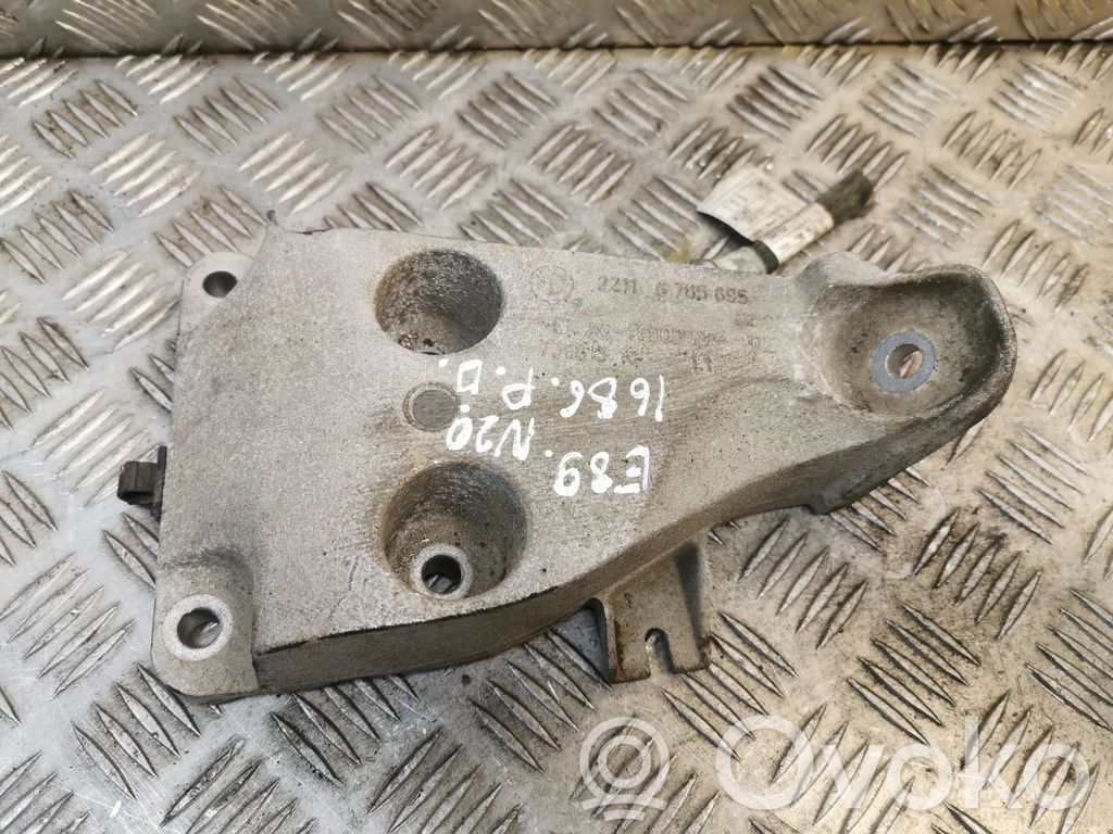 Engine mounting bracket   6785695