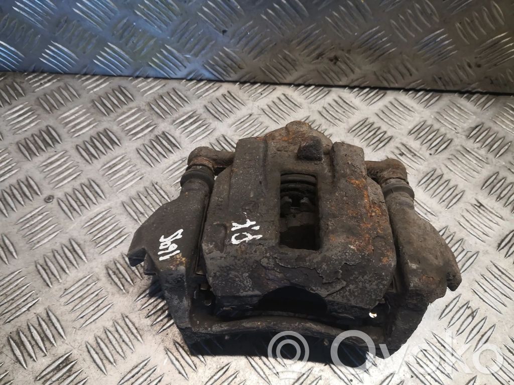 Mercedes-Benz A W169 Zacisk hamulcowy przedni 