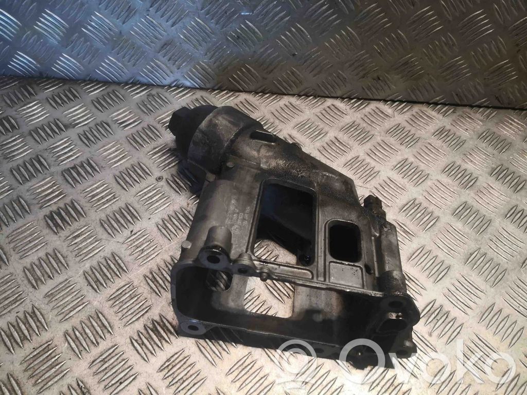 BMW 5 E60 E61 Öljynsuodattimen kannake 