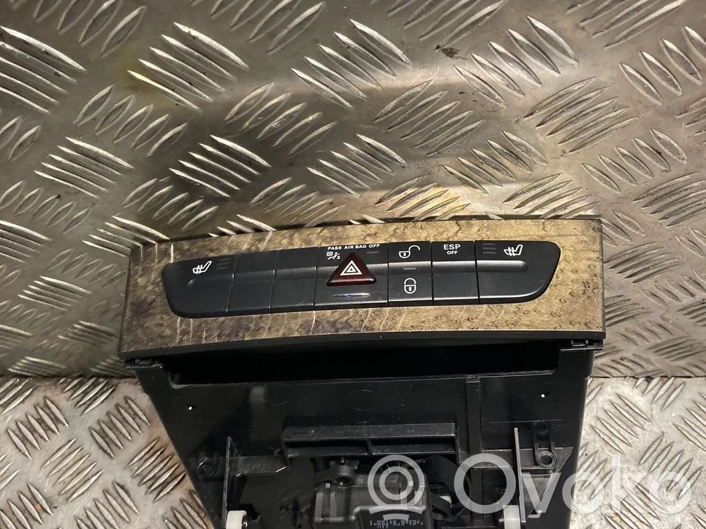 Mercedes-Benz E W211 Botón interruptor de luz de peligro 
