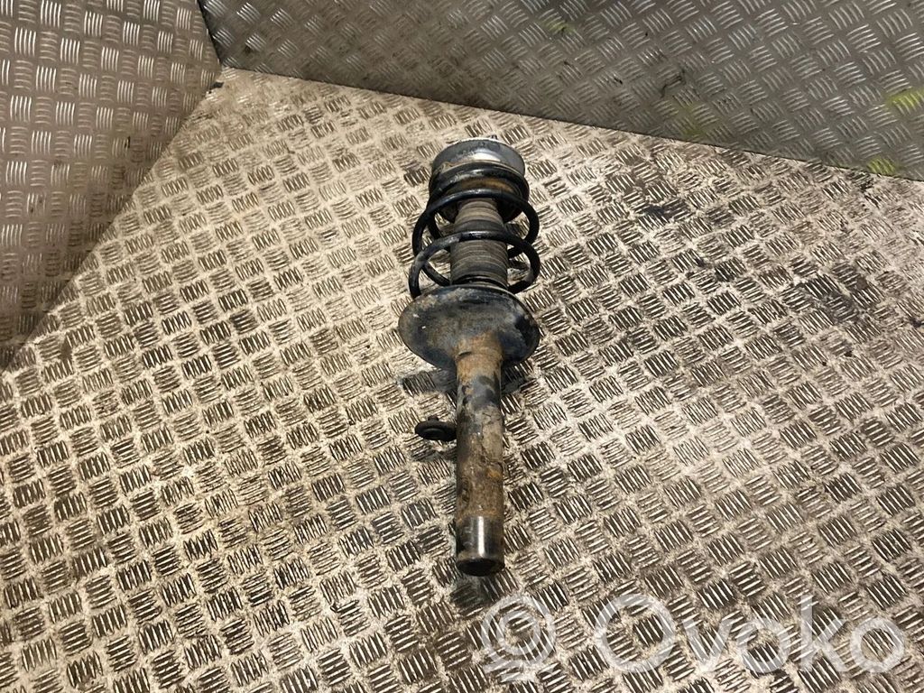 BMW X3 E83 Priekšpusē amortizators 