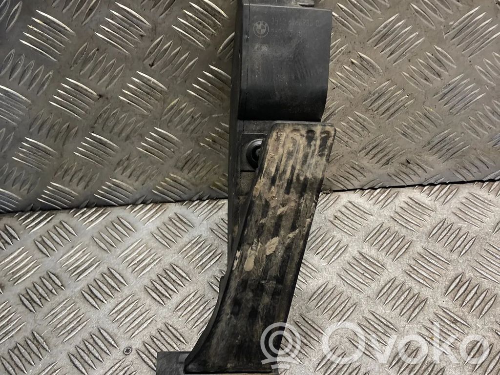Accelerator throttle pedal   6766930
