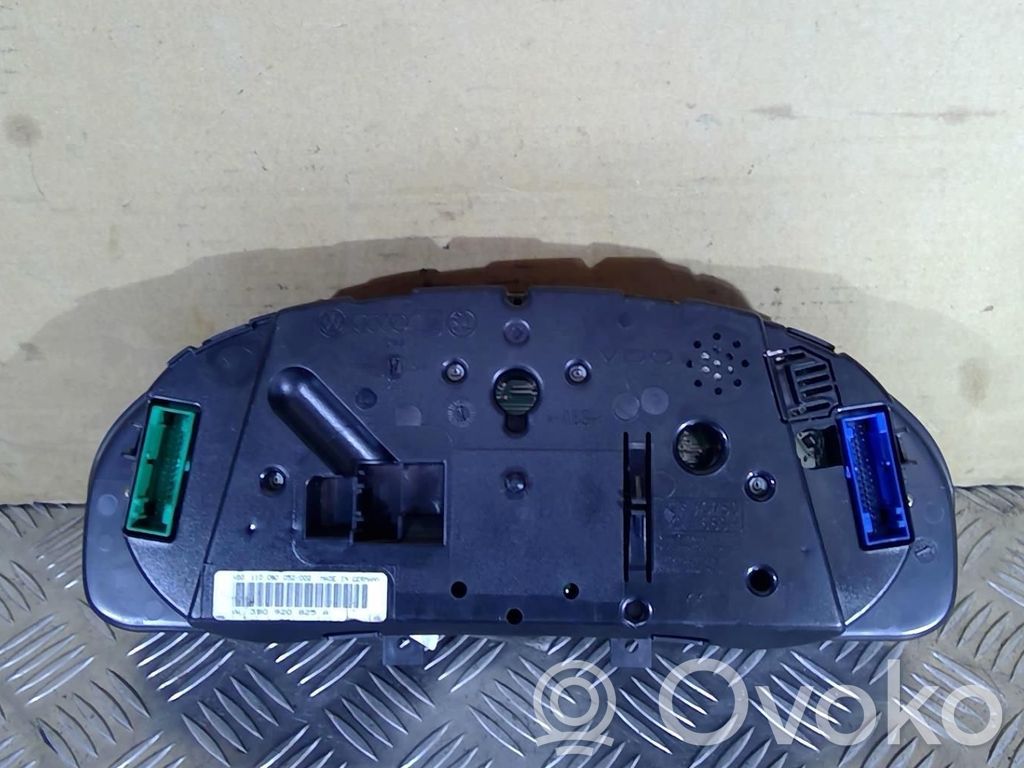 Velocímetro (tablero de instrumentos)