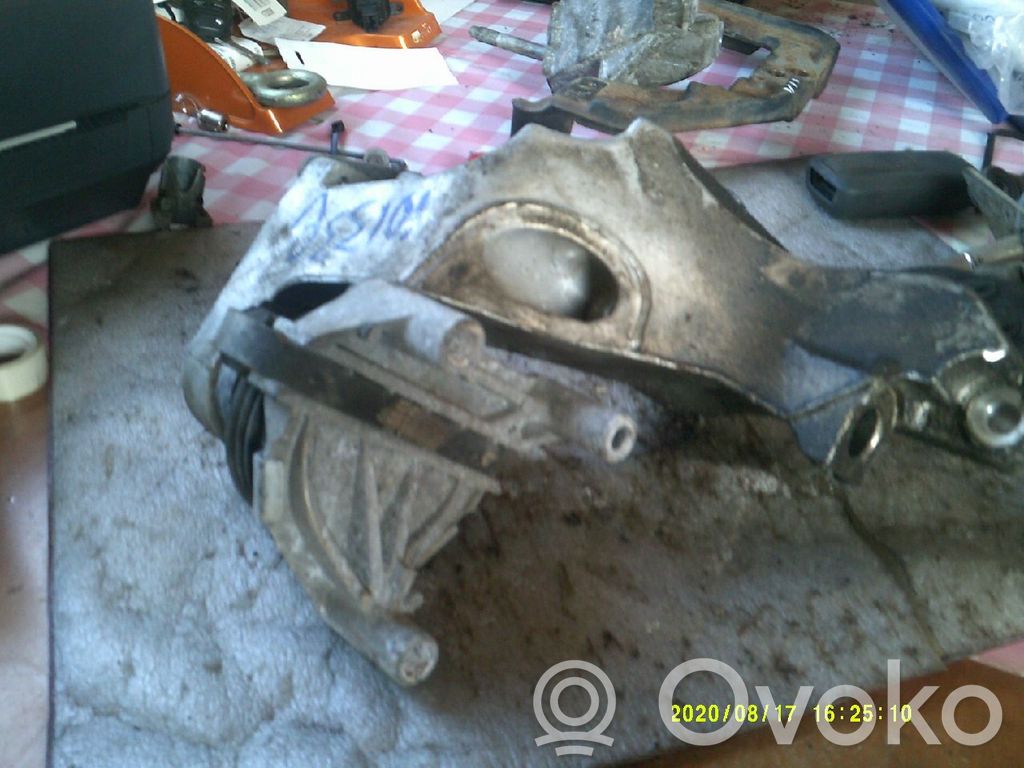 Engine mounting bracket