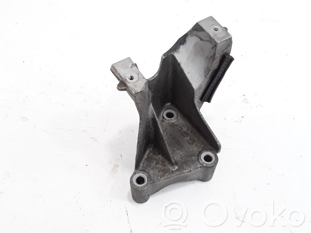 Peugeot 307 Engine mounting bracket 