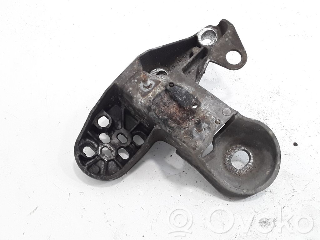 Volkswagen PASSAT B5.5 Engine mounting bracket 