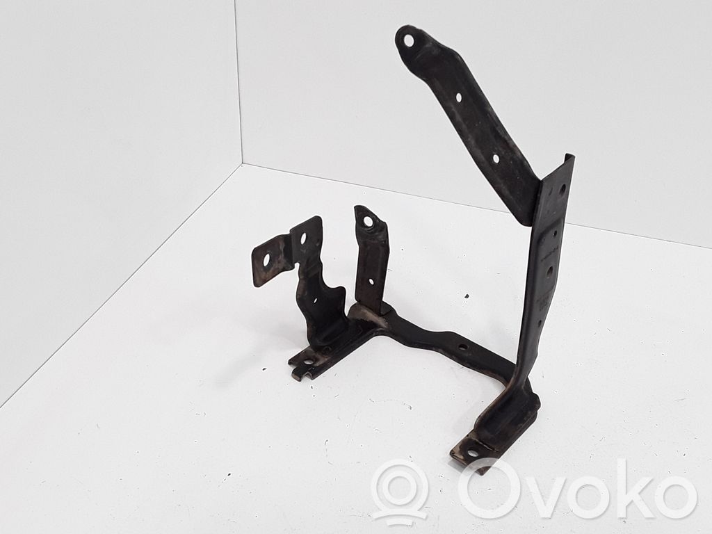 Volvo V50 Power steering pump mounting bracket 