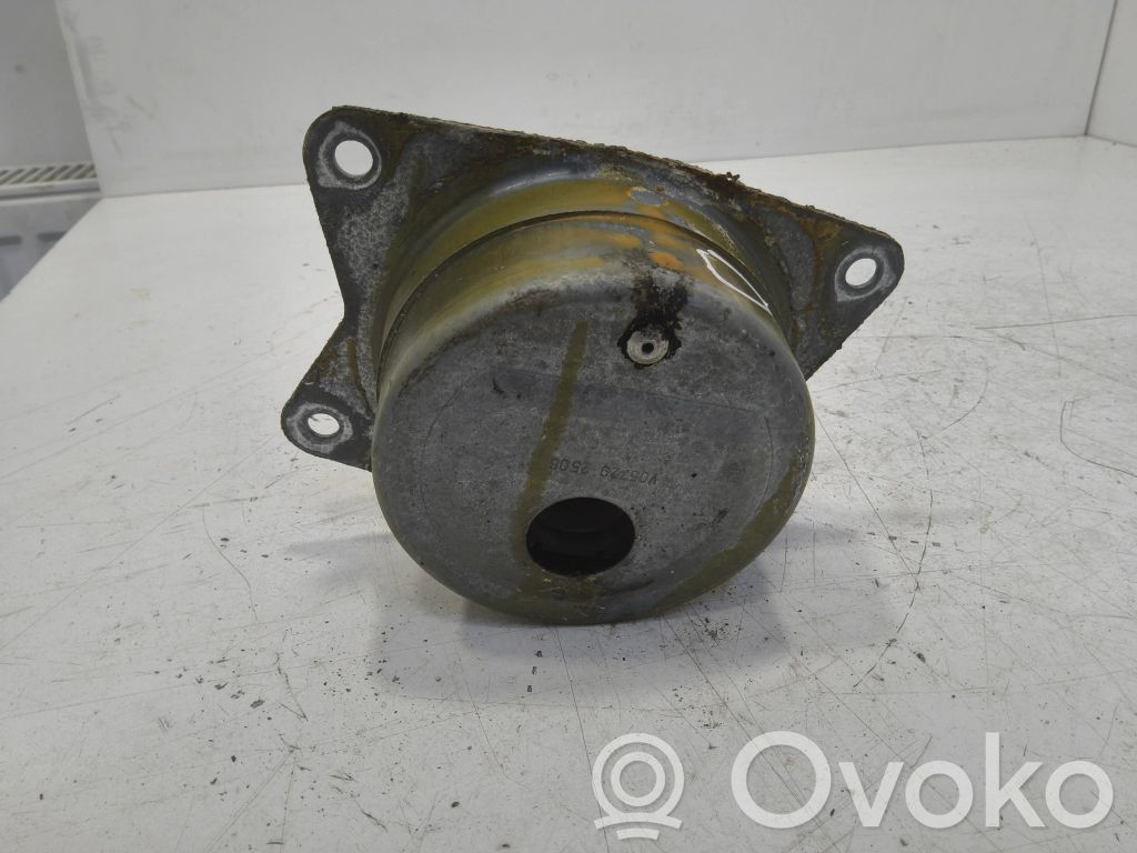 Engine mount bracket   V05729