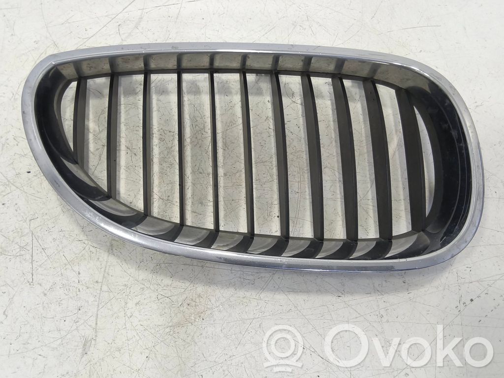 BMW 5 E60 E61 Augšējais režģis 