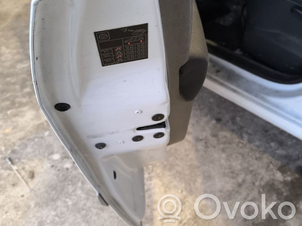 Priekšpusē slēdzene   8200219246
