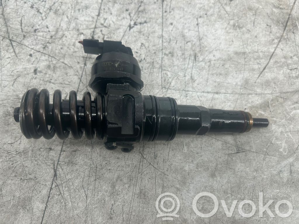 Volkswagen PASSAT B6 Fuel injector 