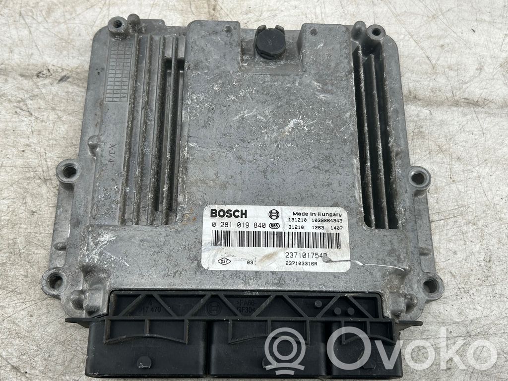 Opel Vivaro Engine control unit/module 