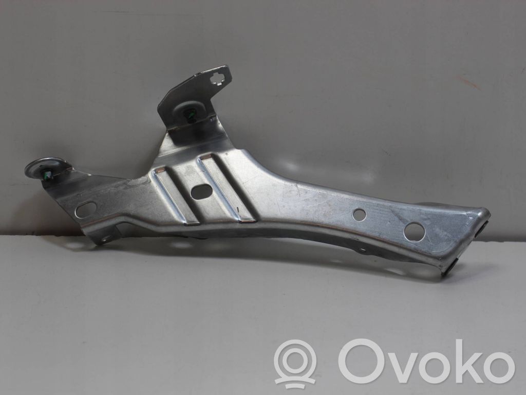 Ford Focus Fender mounting bracket 