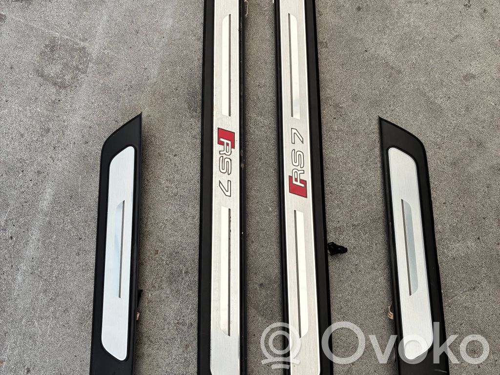 Audi RS7 C8 Rivestimento vano piedi laterale 