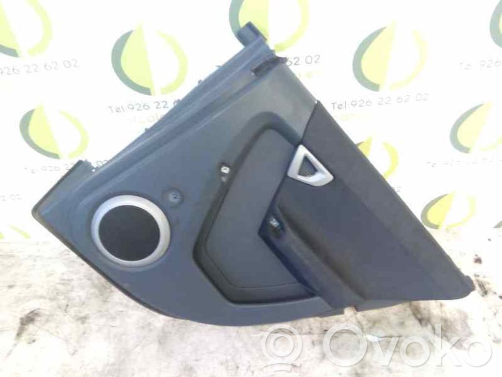 Moldura del tarjetero de la puerta trasera