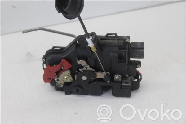 Audi A4 S4 B6 8E 8H Takaoven lukko 