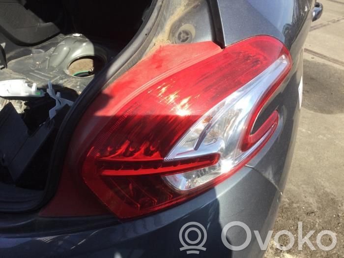 Peugeot 208 I Lampa tylna 