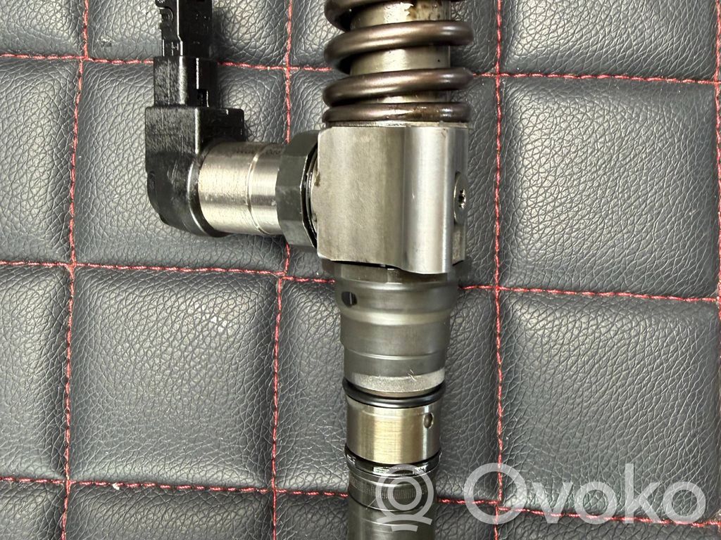 Volkswagen PASSAT B6 Wtryskiwacz paliwa 