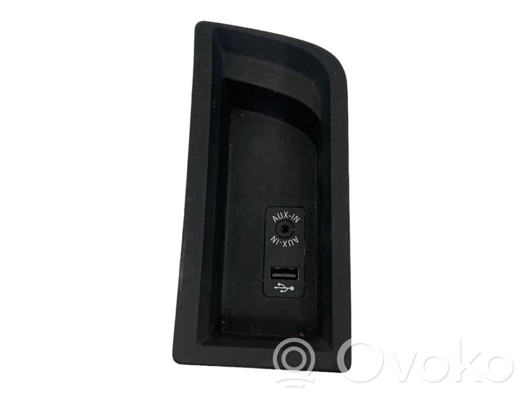 BMW M4 F82 F83 Gniazdo / Złącze USB 