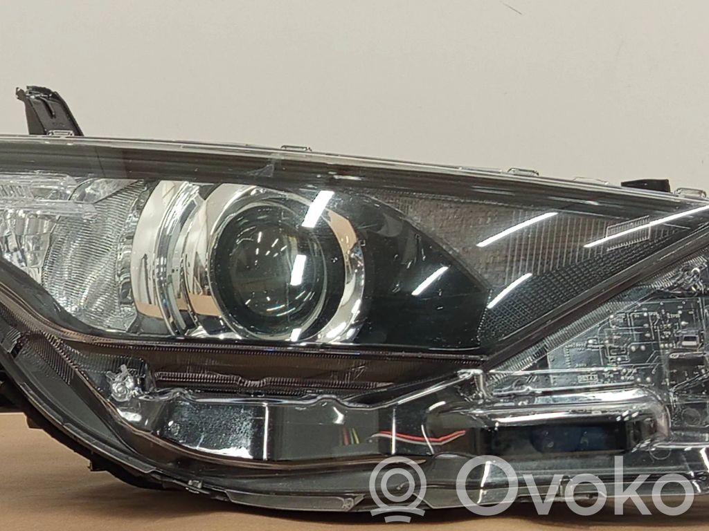Toyota Auris E180 Lampa przednia 