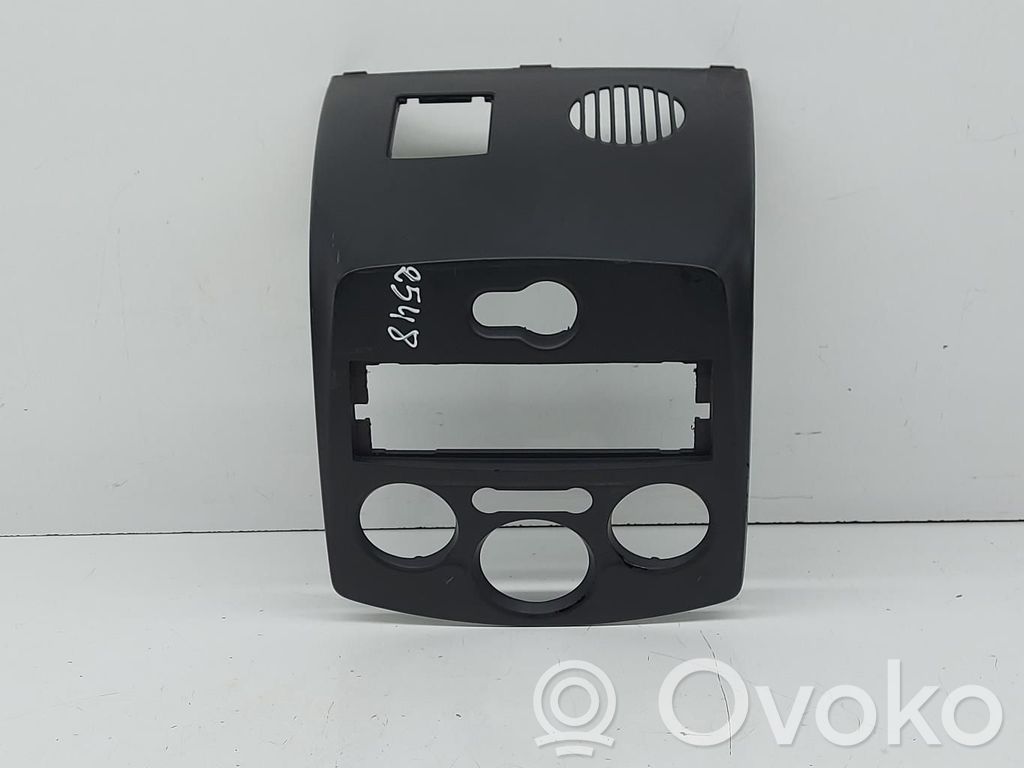 Renault Clio III Garniture inférieure 