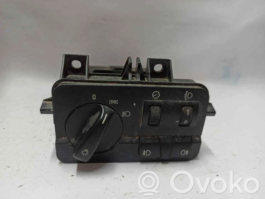 Light switch   6919828