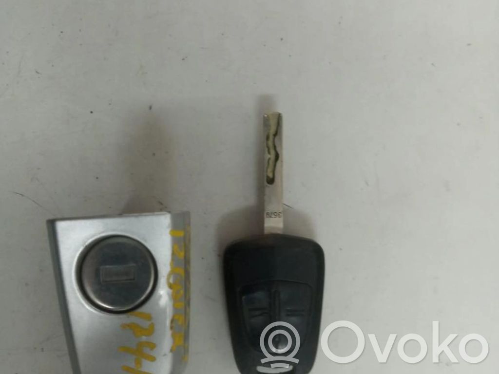 Opel Astra H Zamek drzwi przednich 