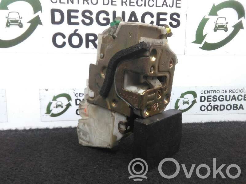 Cerradura de puerta trasera