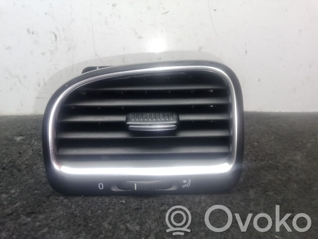 Grille d'aération centrale