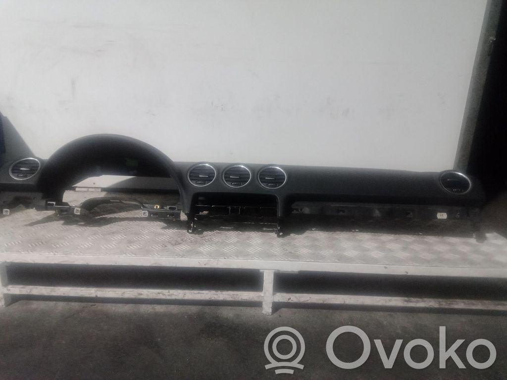 Audi A4 S4 B6 8E 8H Sisälämmityksen ilmastoinnin korin kotelo 