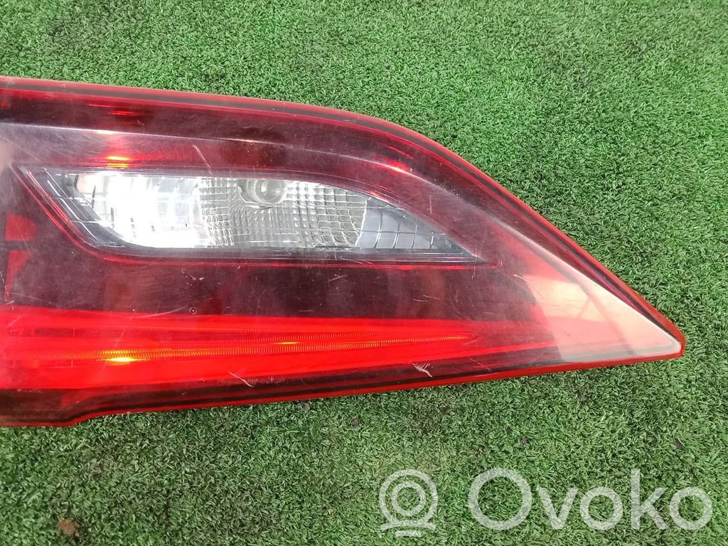 Toyota Avensis T270 Lampă spate în capacul portbagajului