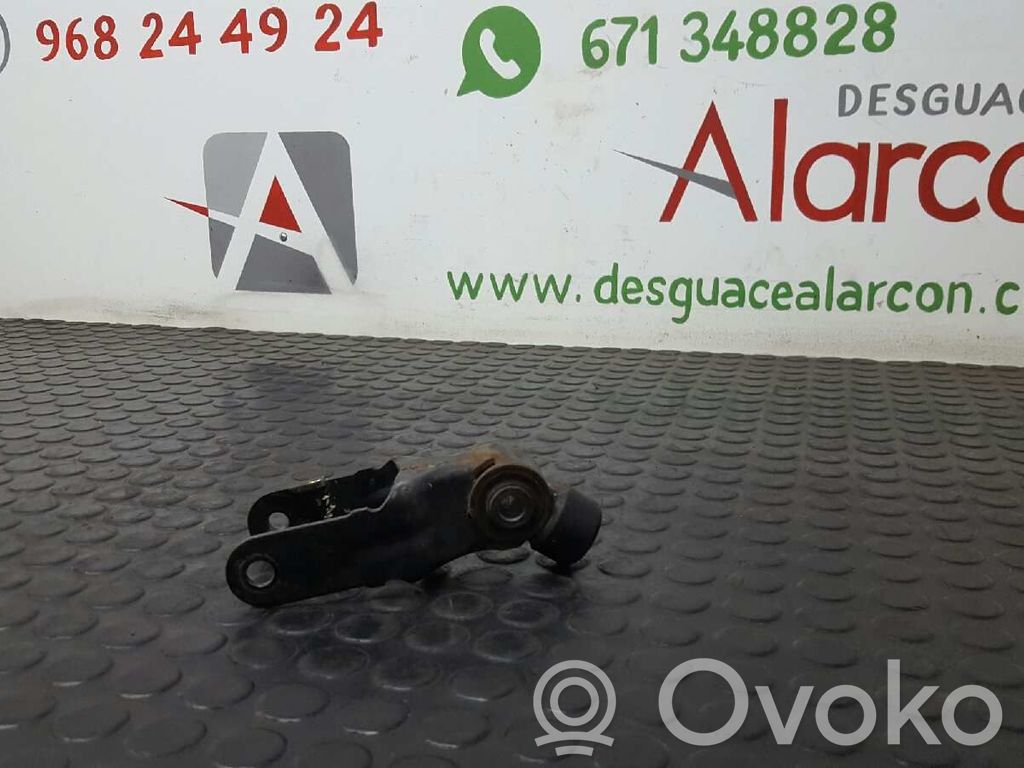 Peugeot 307 Engine mount bracket 